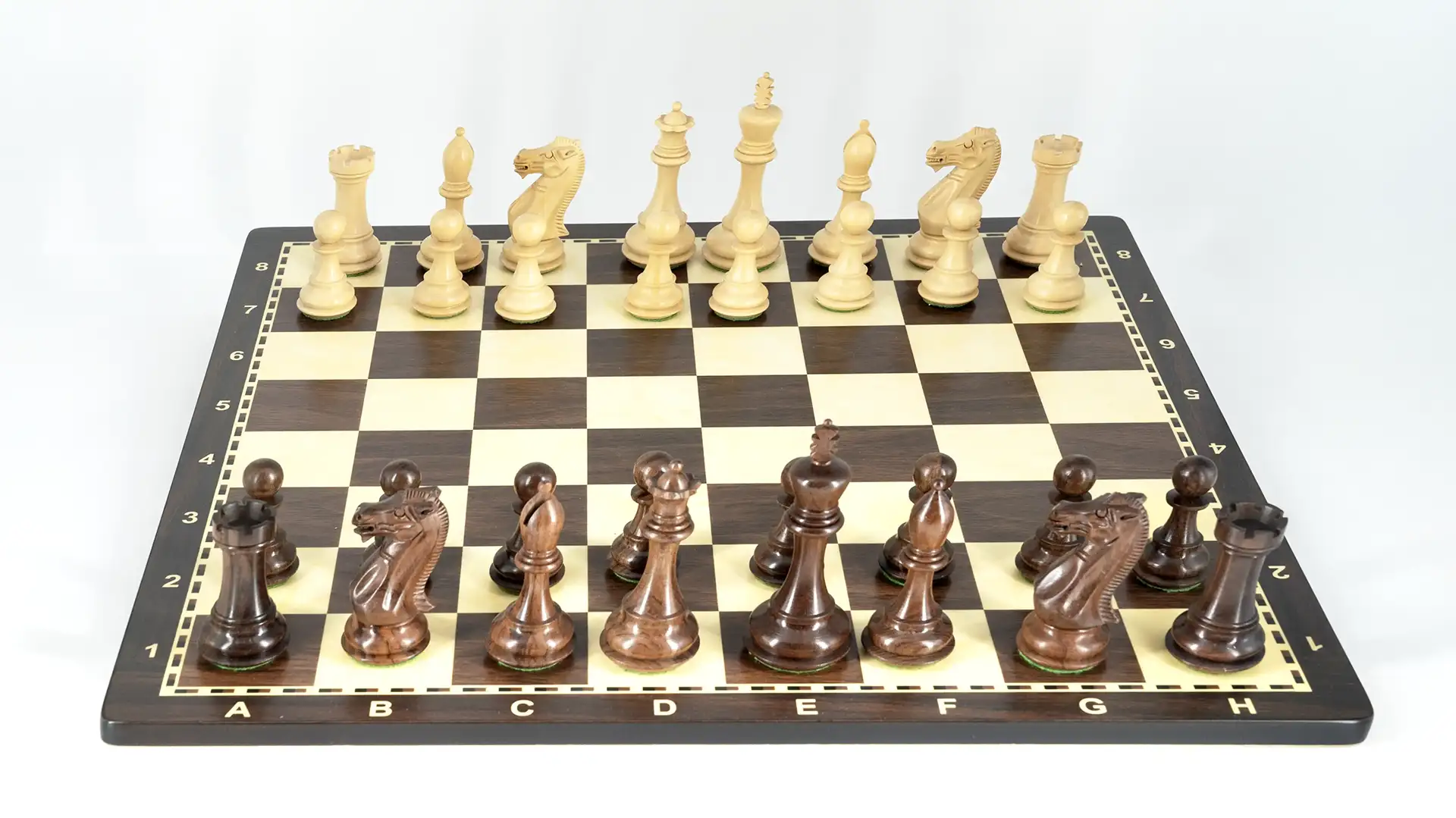 giocare a scacchi, scacchiere Roma, scacchiere via tuscolana, scacchiere in legno, set per il poker Roma, acquisto set poker Roma, acquisto scacchiere da viaggio Roma, amanti degli scacchi Roma, articoli da gioco Roma, divertirsi RomaI giochi perfetti per una serata con gli amici. Scacchi per tutti gli amanti del gioco.
Fiches e set per poker eleganti.