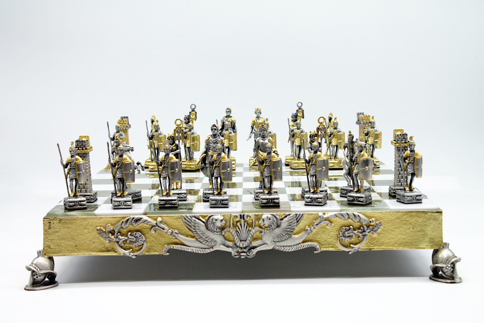 giocare a scacchi, scacchiere Roma, scacchiere via tuscolana, scacchiere in legno, set per il poker Roma, acquisto set poker Roma, acquisto scacchiere da viaggio Roma, amanti degli scacchi Roma, articoli da gioco Roma, divertirsi RomaI giochi perfetti per una serata con gli amici. Scacchi per tutti gli amanti del gioco.
Fiches e set per poker eleganti.