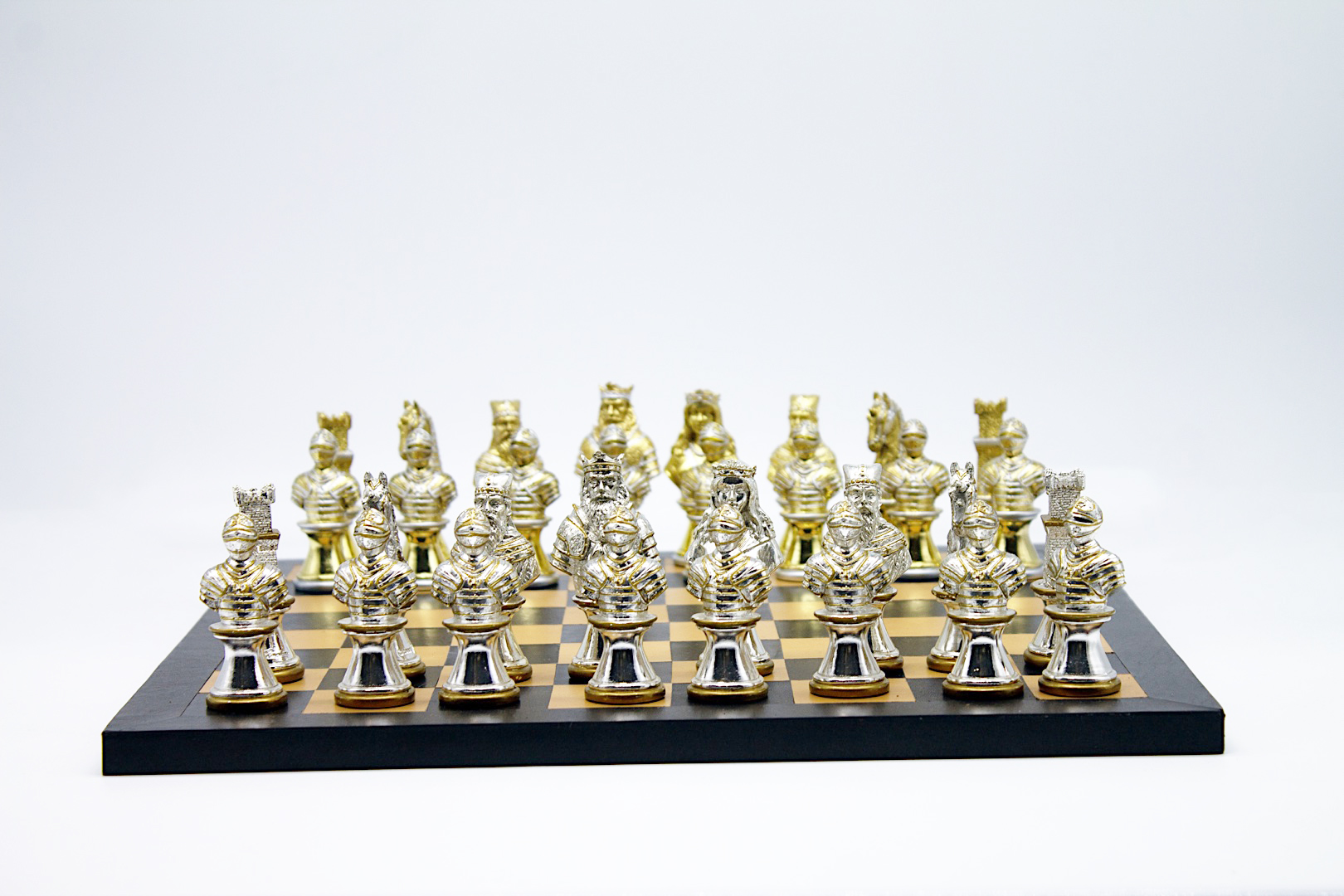 giocare a scacchi, scacchiere Roma, scacchiere via tuscolana, scacchiere in legno, set per il poker Roma, acquisto set poker Roma, acquisto scacchiere da viaggio Roma, amanti degli scacchi Roma, articoli da gioco Roma, divertirsi RomaI giochi perfetti per una serata con gli amici. Scacchi per tutti gli amanti del gioco.
Fiches e set per poker eleganti.