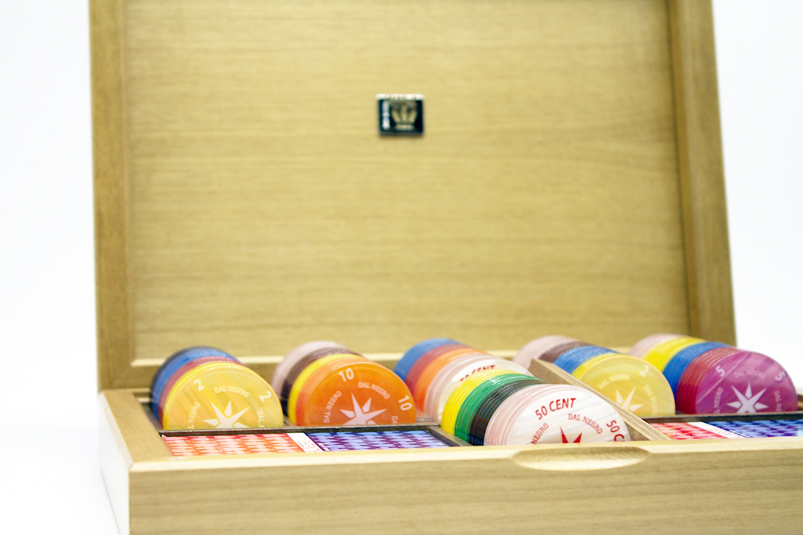 giocare a scacchi, scacchiere Roma, scacchiere via tuscolana, scacchiere in legno, set per il poker Roma, acquisto set poker Roma, acquisto scacchiere da viaggio Roma, amanti degli scacchi Roma, articoli da gioco Roma, divertirsi RomaI giochi perfetti per una serata con gli amici. Scacchi per tutti gli amanti del gioco.
Fiches e set per poker eleganti.