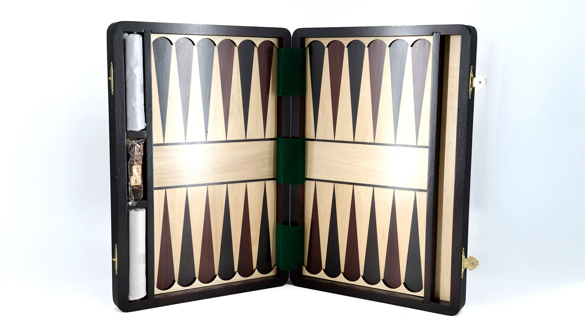 giocare a scacchi, scacchiere Roma, scacchiere via tuscolana, scacchiere in legno, set per il poker Roma, acquisto set poker Roma, acquisto scacchiere da viaggio Roma, amanti degli scacchi Roma, articoli da gioco Roma, divertirsi RomaI giochi perfetti per una serata con gli amici. Scacchi per tutti gli amanti del gioco.
Fiches e set per poker eleganti.