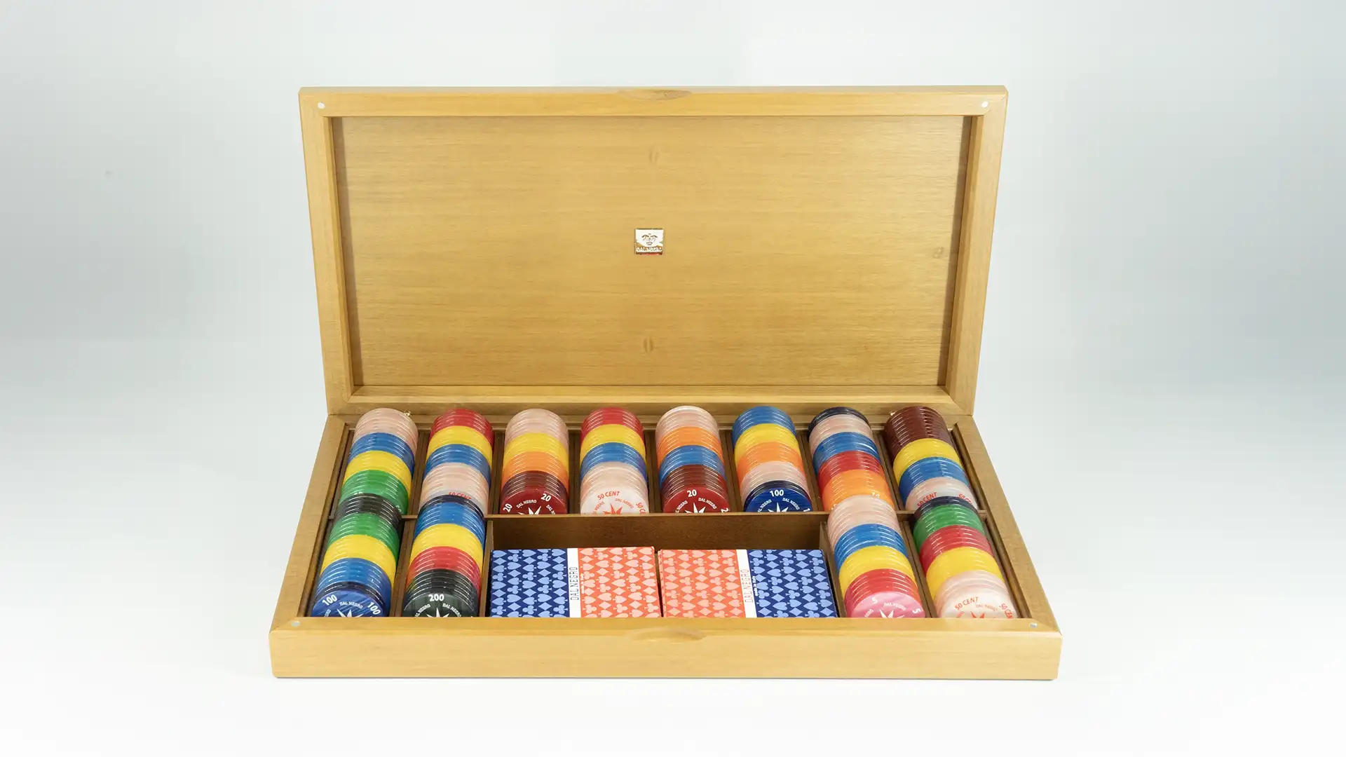 giocare a scacchi, scacchiere Roma, scacchiere via tuscolana, scacchiere in legno, set per il poker Roma, acquisto set poker Roma, acquisto scacchiere da viaggio Roma, amanti degli scacchi Roma, articoli da gioco Roma, divertirsi RomaI giochi perfetti per una serata con gli amici. Scacchi per tutti gli amanti del gioco.
Fiches e set per poker eleganti.