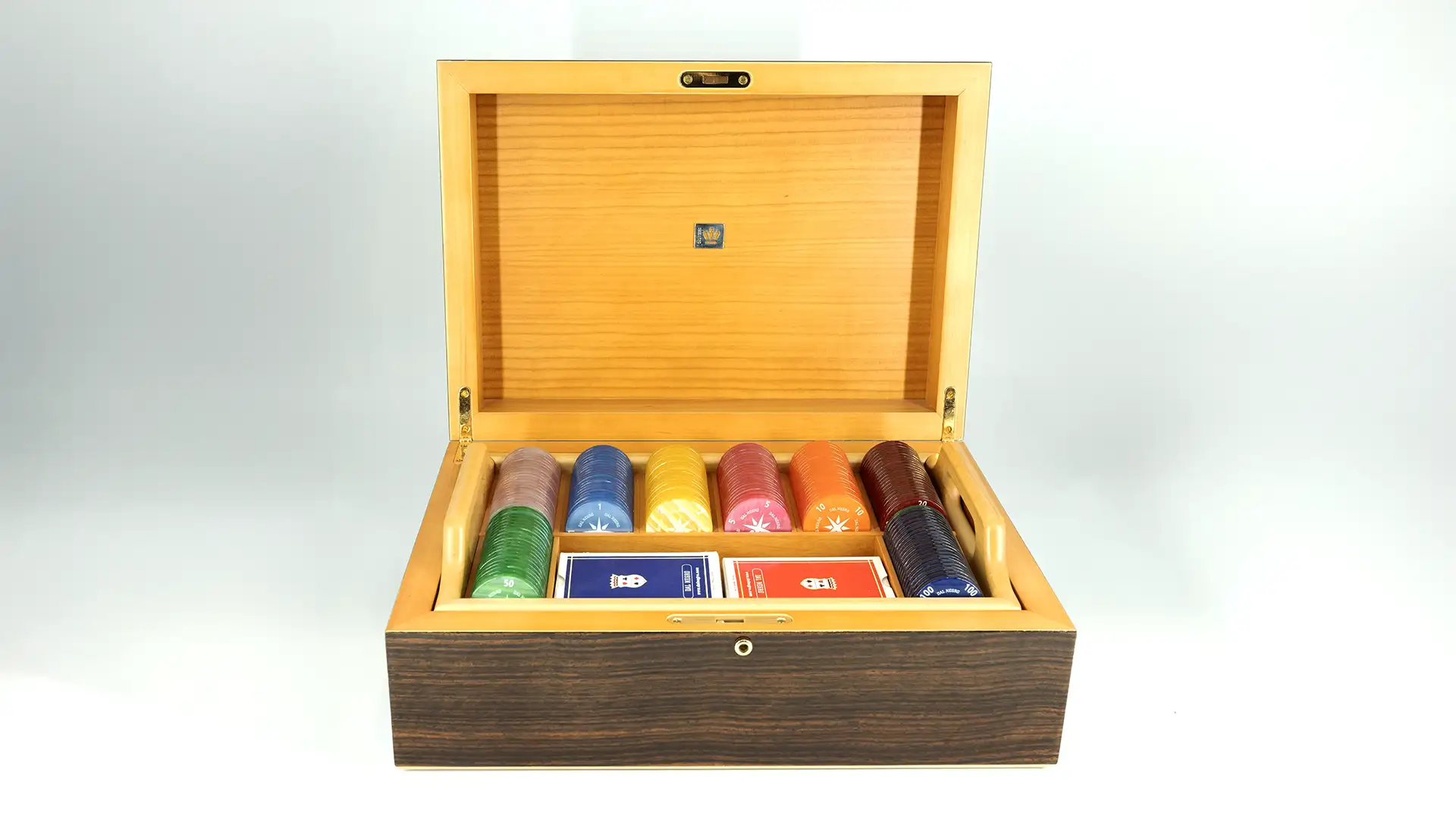 giocare a scacchi, scacchiere Roma, scacchiere via tuscolana, scacchiere in legno, set per il poker Roma, acquisto set poker Roma, acquisto scacchiere da viaggio Roma, amanti degli scacchi Roma, articoli da gioco Roma, divertirsi RomaI giochi perfetti per una serata con gli amici. Scacchi per tutti gli amanti del gioco.
Fiches e set per poker eleganti.