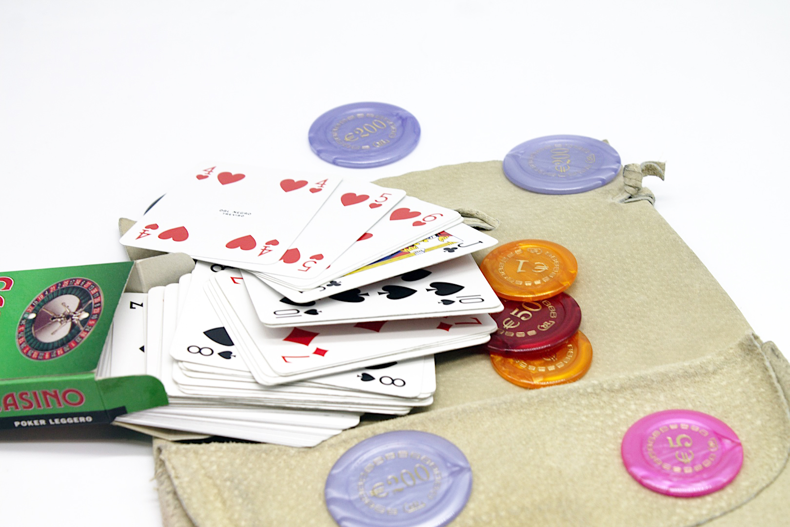 giocare a scacchi, scacchiere Roma, scacchiere via tuscolana, scacchiere in legno, set per il poker Roma, acquisto set poker Roma, acquisto scacchiere da viaggio Roma, amanti degli scacchi Roma, articoli da gioco Roma, divertirsi RomaI giochi perfetti per una serata con gli amici. Scacchi per tutti gli amanti del gioco.
Fiches e set per poker eleganti.