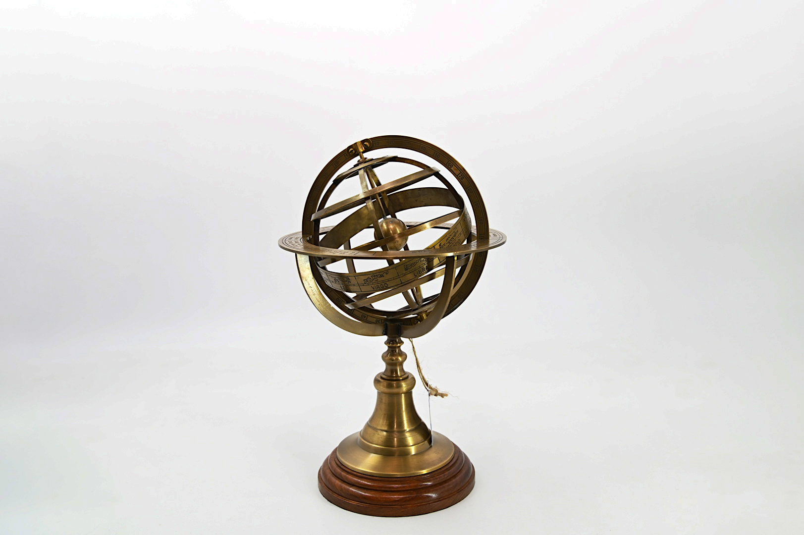 oggetti per l'arredo della casa a Roma, oggetti per l'arredo del tuo ufficio, oggetti per l'arredo della tua barca, quadri, oggetti da parete, orologi da muro, orologi da tavolo, uova di struzzo a Roma, uova di struzzoOggetti eleganti, stravaganti e classici per arredare la tua casa, il tuo studio, il tuo negozio, la tua barca: qualsiasi luogo che ami.