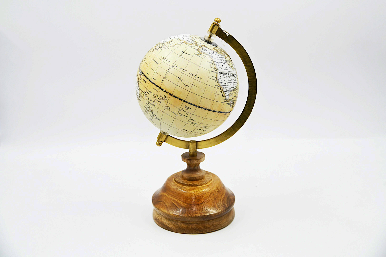 oggetti per l'arredo della casa a Roma, oggetti per l'arredo del tuo ufficio, oggetti per l'arredo della tua barca, quadri, oggetti da parete, orologi da muro, orologi da tavolo, uova di struzzo a Roma, uova di struzzoOggetti eleganti, stravaganti e classici per arredare la tua casa, il tuo studio, il tuo negozio, la tua barca: qualsiasi luogo che ami.