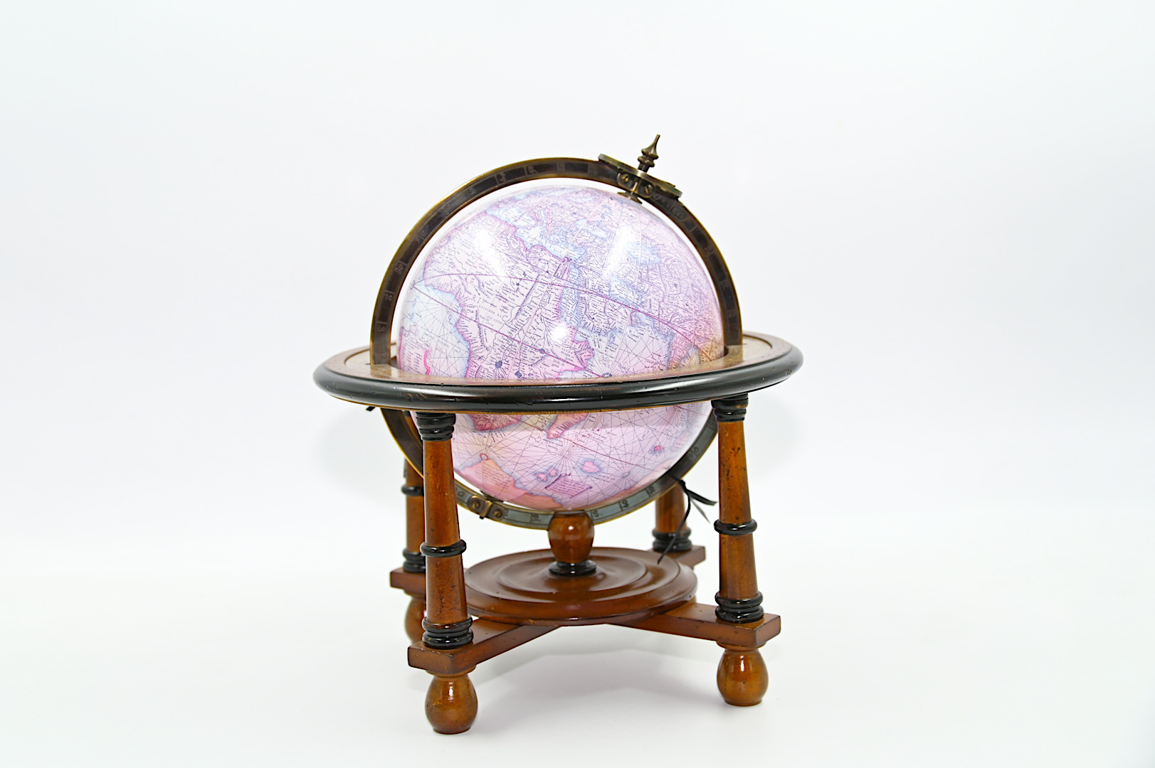 oggetti per l'arredo della casa a Roma, oggetti per l'arredo del tuo ufficio, oggetti per l'arredo della tua barca, quadri, oggetti da parete, orologi da muro, orologi da tavolo, uova di struzzo a Roma, uova di struzzoOggetti eleganti, stravaganti e classici per arredare la tua casa, il tuo studio, il tuo negozio, la tua barca: qualsiasi luogo che ami.