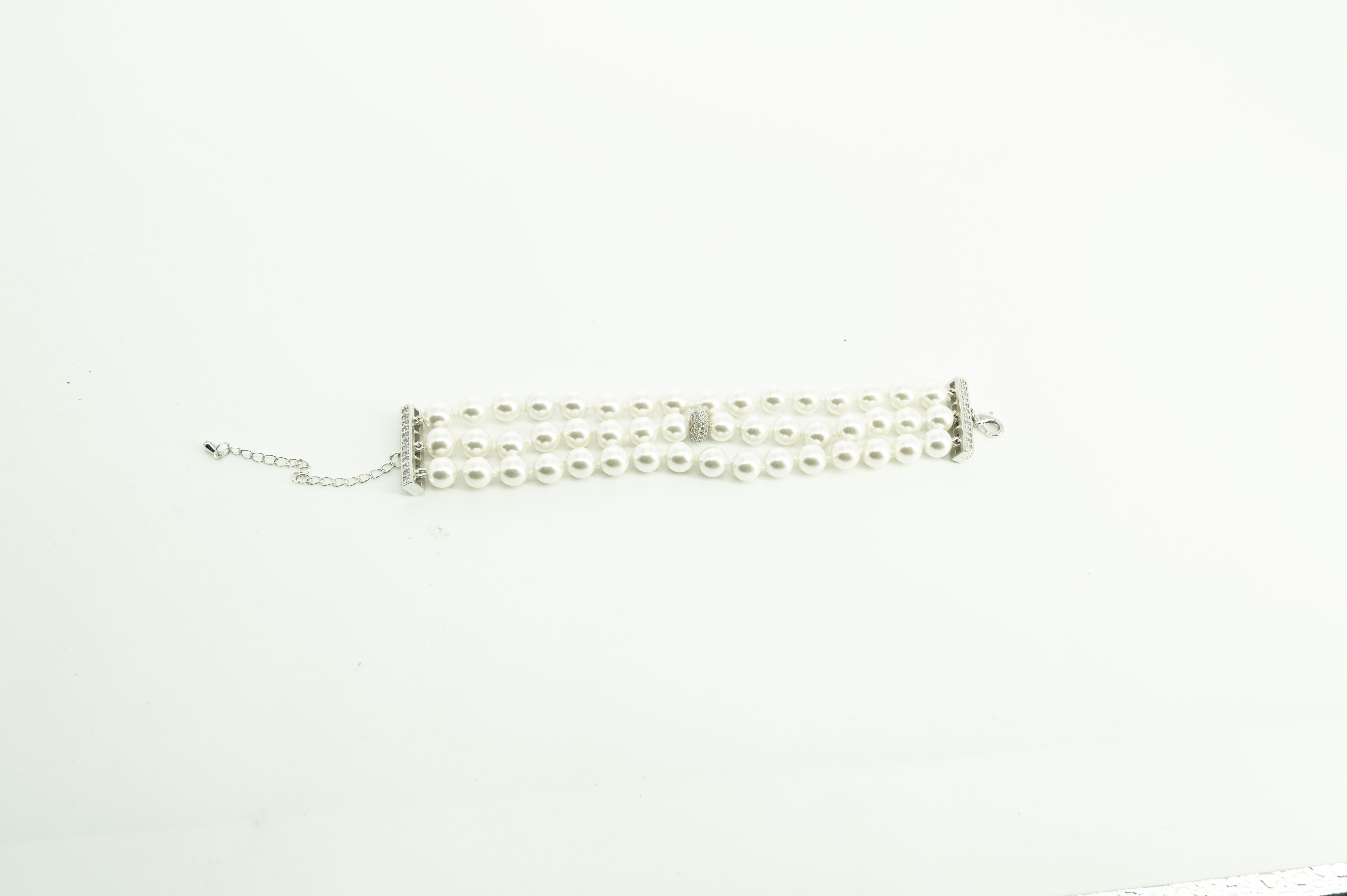 Accessori per impreziosire e completare il tuo outfit. Gattinoni e L'Officiel: orecchini, bracciali e collane per chi ama brillare e distinguersi.