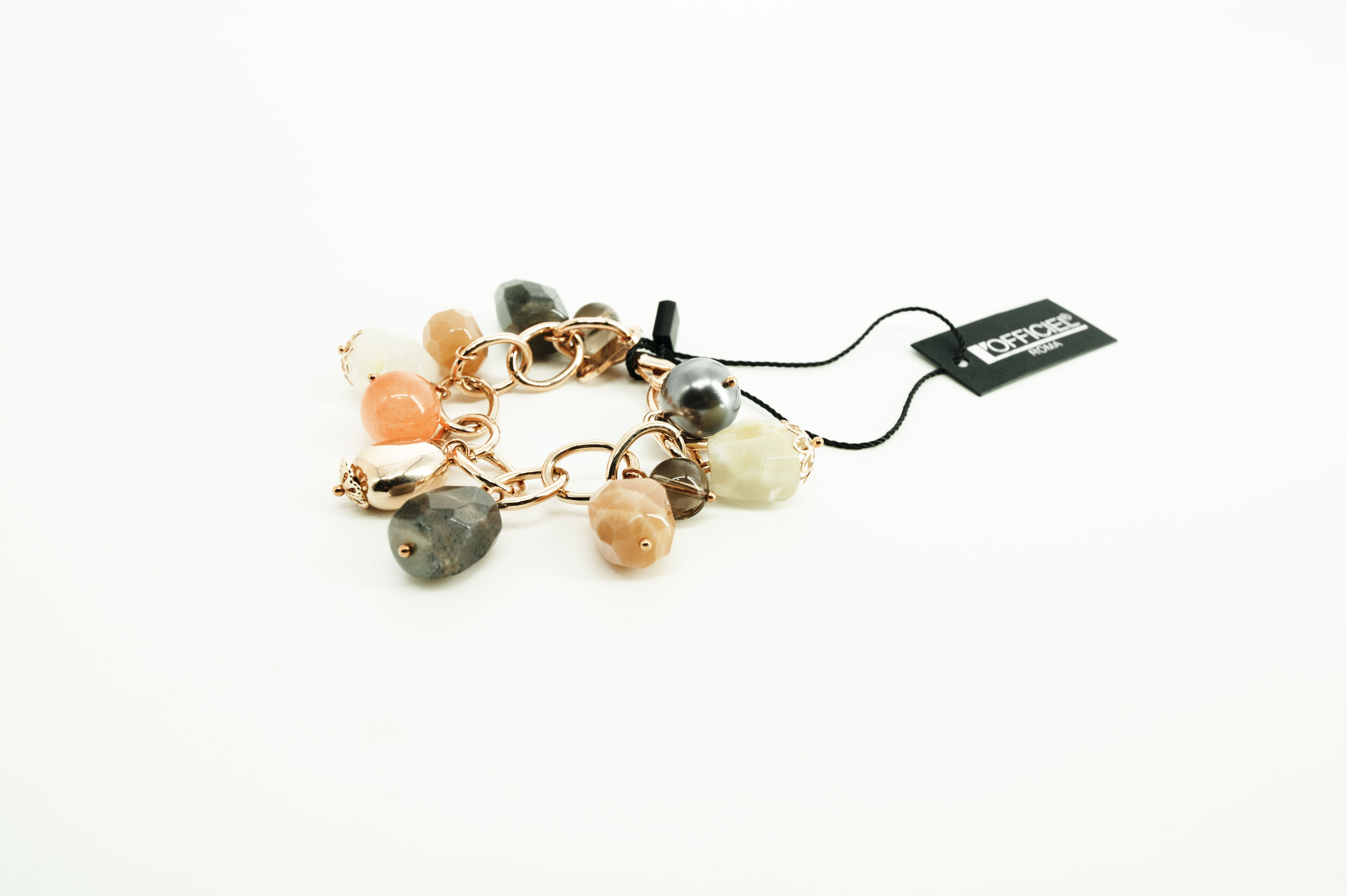 Accessori per impreziosire e completare il tuo outfit. Gattinoni e L'Officiel: orecchini, bracciali e collane per chi ama brillare e distinguersi.