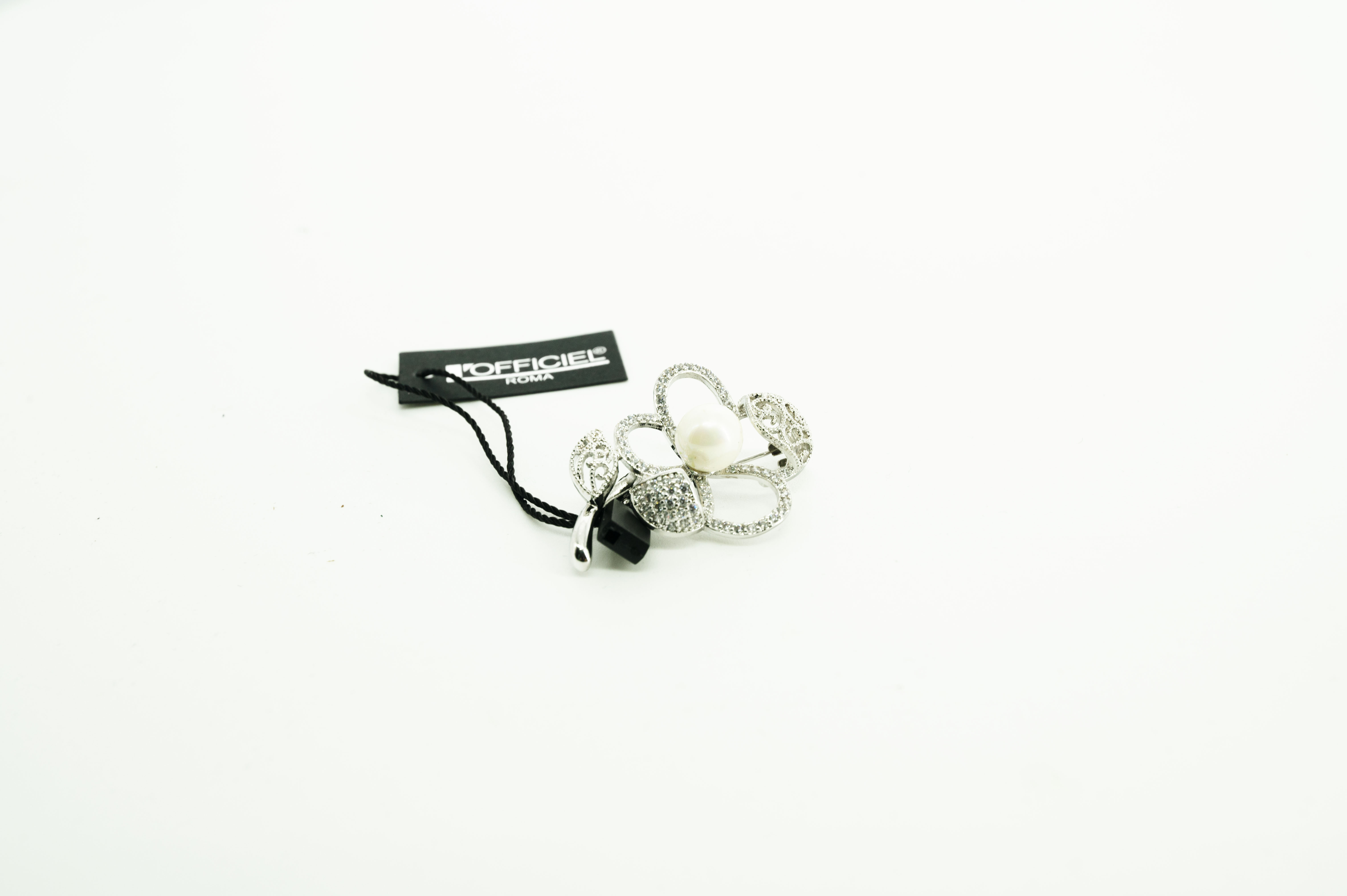 Accessori per impreziosire e completare il tuo outfit. Gattinoni e L'Officiel: orecchini, bracciali e collane per chi ama brillare e distinguersi.