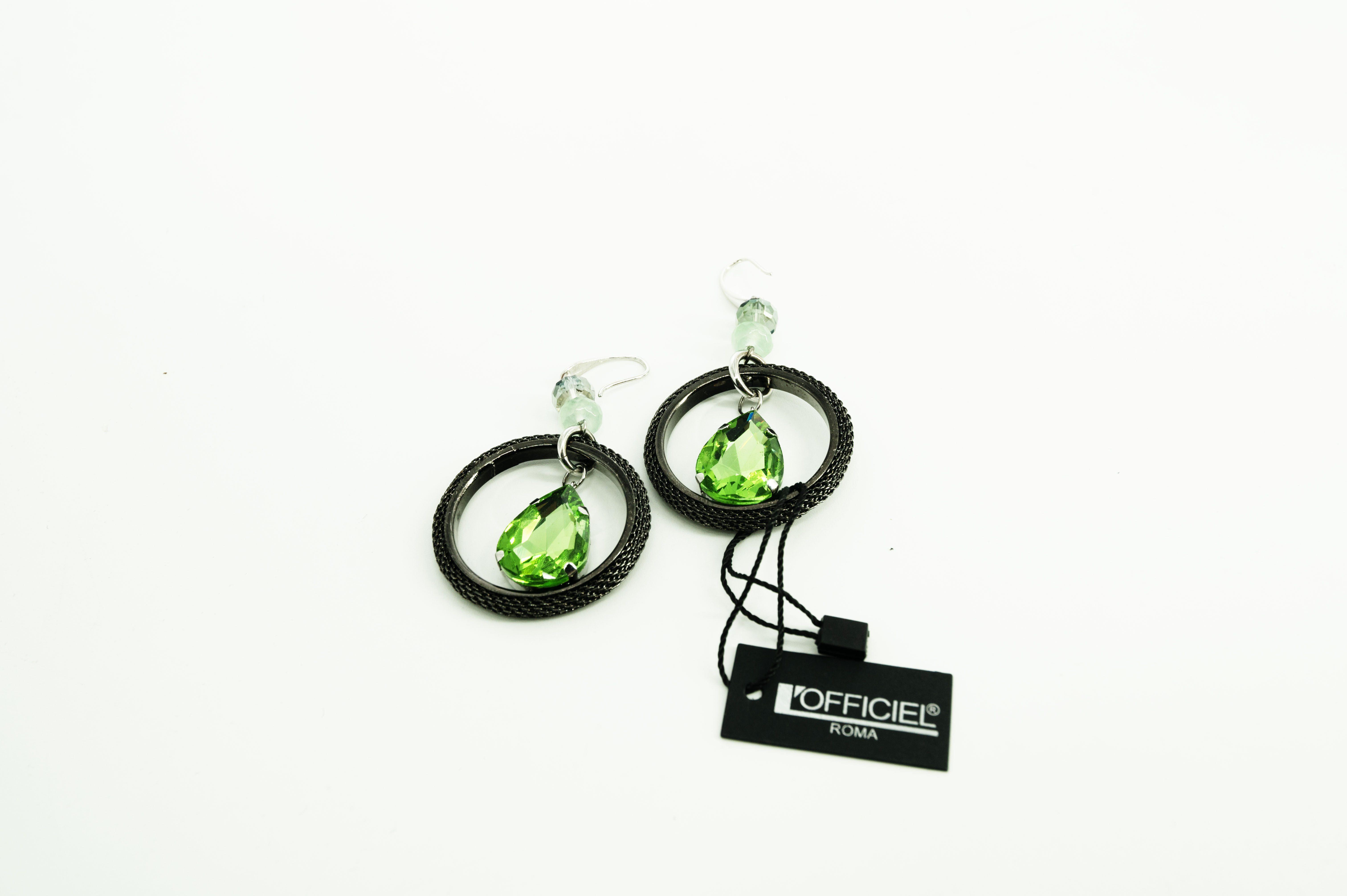 Accessori per impreziosire e completare il tuo outfit. Gattinoni e L'Officiel: orecchini, bracciali e collane per chi ama brillare e distinguersi.