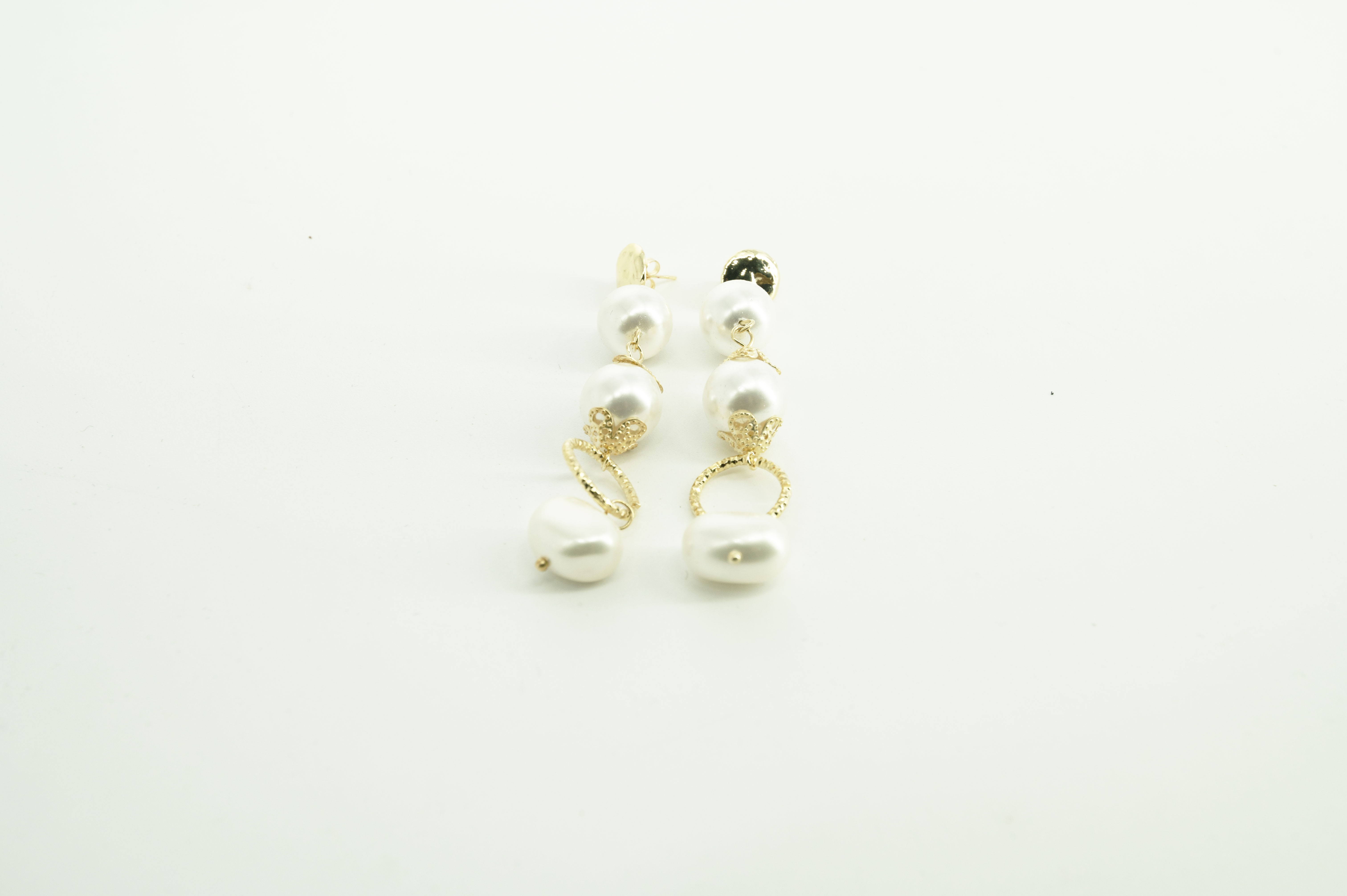 Accessori per impreziosire e completare il tuo outfit. Gattinoni e L'Officiel: orecchini, bracciali e collane per chi ama brillare e distinguersi.