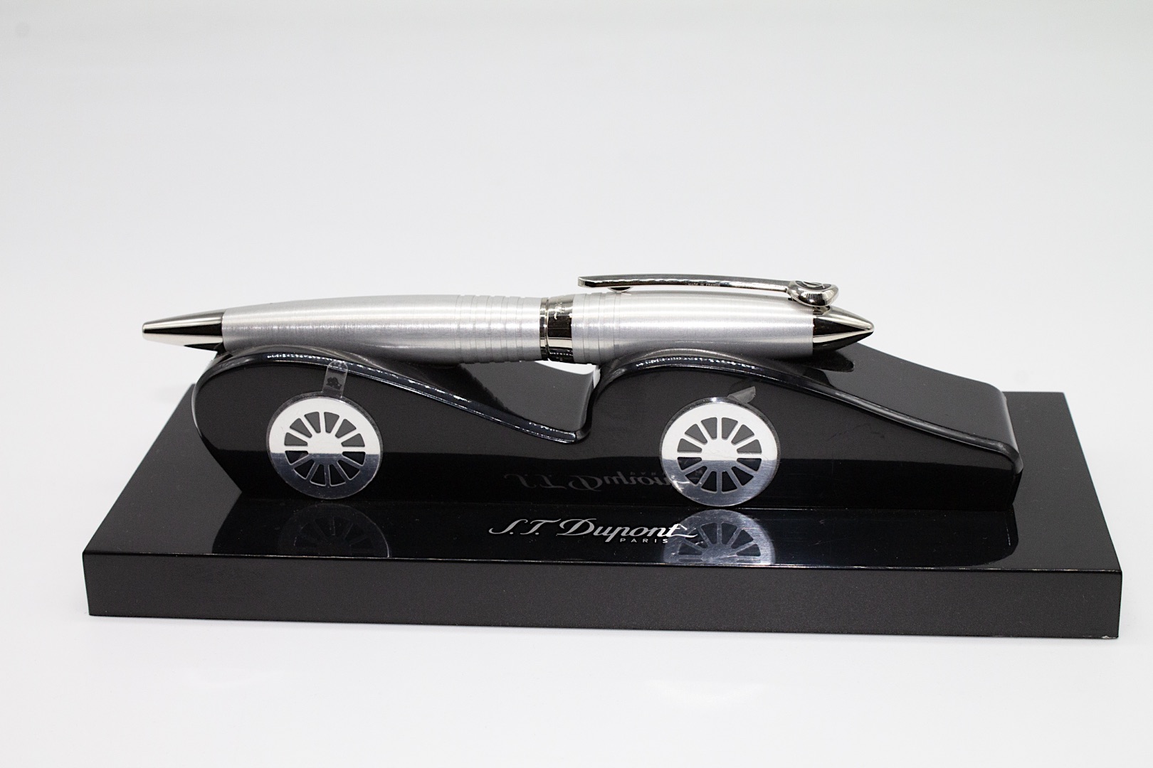 penne a Roma, dove acquistare penne di qualit&agrave; a Roma, scrittoi da scrivania, matite eleganti Roma, Sostituzione di refill, riparazione oggetti da cartoleria a Roma, articoli da scrittura Roma, cancelleria RomaUn oggetto dall'eleganza indescrivibile, la tua penna rappresenta al meglio la tua personalit&agrave;. Selezione per gli appassionati di scrittura a Roma.