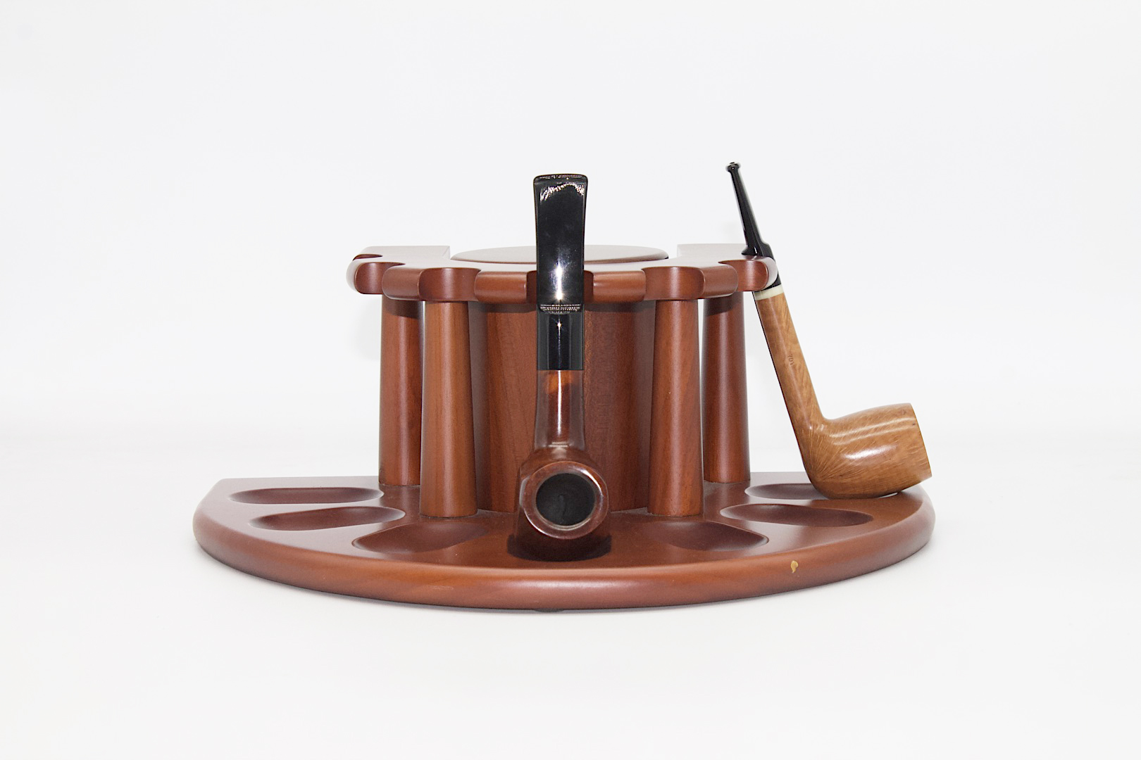 portapipe a Roma, accessori per la pipa Roma, acquisto accessori da pipa, porta pipa in legno, porta pipa da tavolo, porta pipa savinelli, porta pipe in legno, posacenere da pipa, nettapipa, manutenzione della pipaSpecializzati nella vendita di pipe e di accessori da pipe a Roma. Servizi di consulenza, riparazione e manutenzione per pipe in radica e in schiuma.