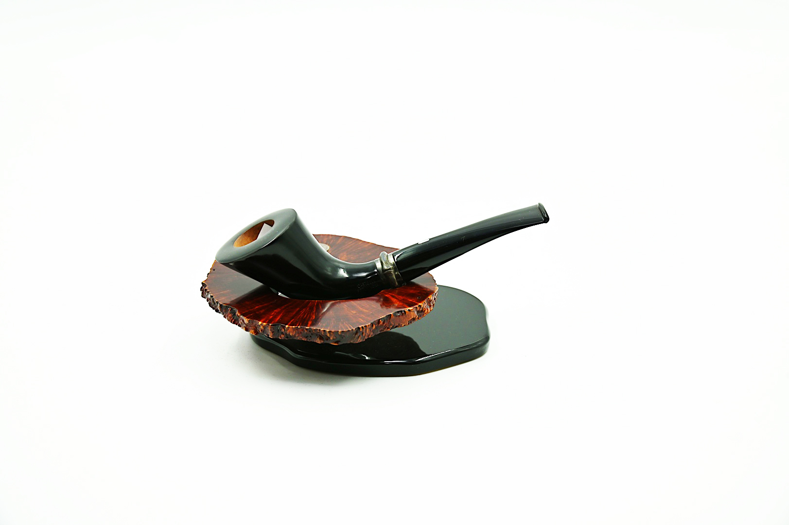 portapipe a Roma, accessori per la pipa Roma, acquisto accessori da pipa, porta pipa in legno, porta pipa da tavolo, porta pipa savinelli, porta pipe in legno, posacenere da pipa, nettapipa, manutenzione della pipaSpecializzati nella vendita di pipe e di accessori da pipe a Roma. Servizi di consulenza, riparazione e manutenzione per pipe in radica e in schiuma.