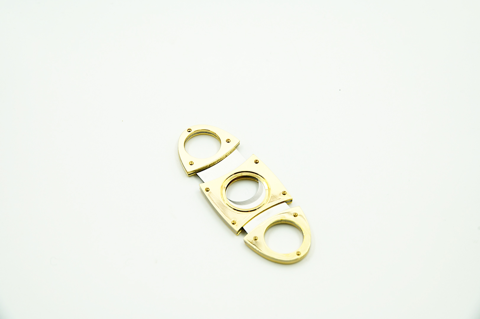 portasigari in legno, humidor per sigari, posacenere per sigari, tagliasigari Roma, bucasigari Roma, tabacco kentucky, tabacco caraibico, tabacco cubano, accessori per sigari a RomaVasta scelta di accessori per i fumatori di sigari a Roma: posacenere, tagliasigari, porta sigari, humidor per una corretta conservazione del sigaro.