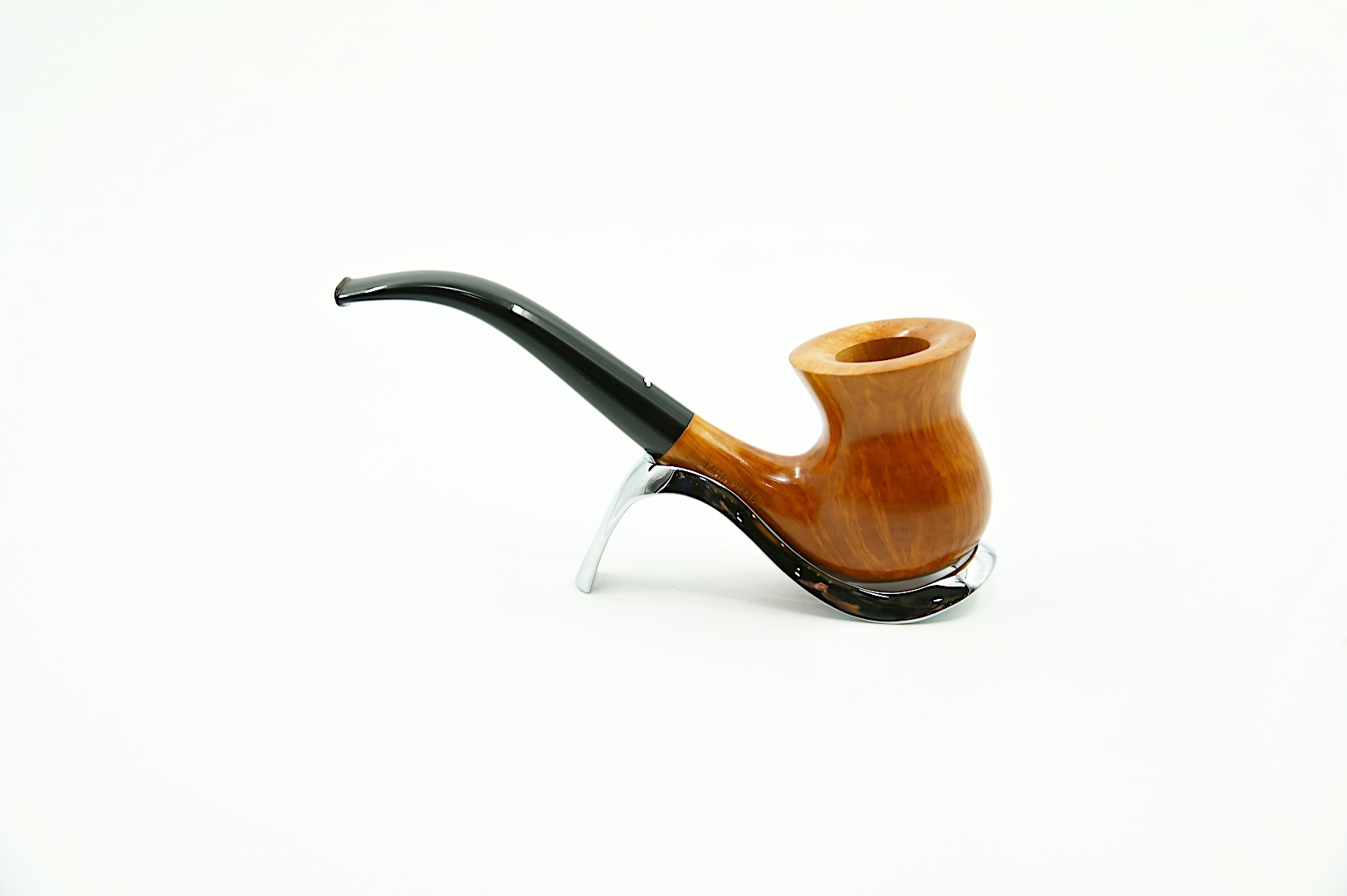 accessori per la pipa Roma, pipa, appassionati di pipa a Roma, porta pipe Roma, manutenzione della pipa Roma, riparazione pipa Roma, Savinelli, pipe in radica, pipe in schiuma, castello brebbiaAccessori e pipe per tutti, dal fumatore esperto a quello alle prime armi. Una vasta selezione di opzioni per tutti i gusti.