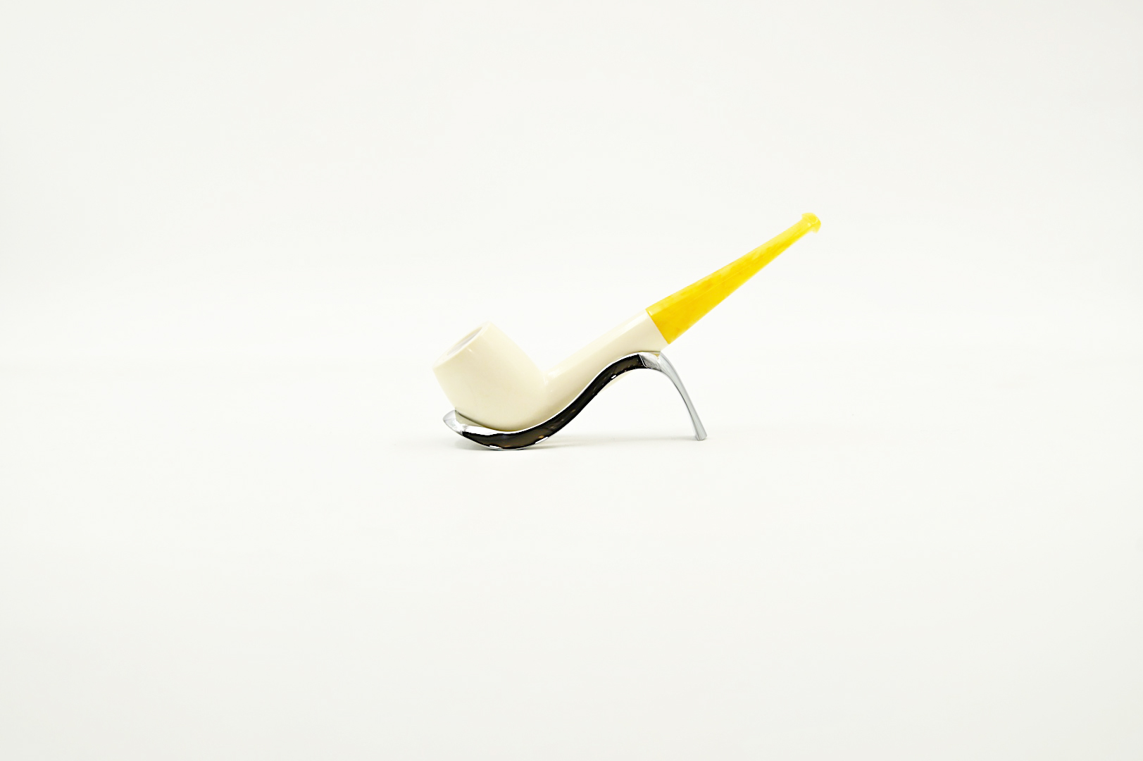 accessori per la pipa Roma, pipa, appassionati di pipa a Roma, porta pipe Roma, manutenzione della pipa Roma, riparazione pipa Roma, Savinelli, pipe in radica, pipe in schiuma, castello brebbiaAccessori e pipe per tutti, dal fumatore esperto a quello alle prime armi. Una vasta selezione di opzioni per tutti i gusti.