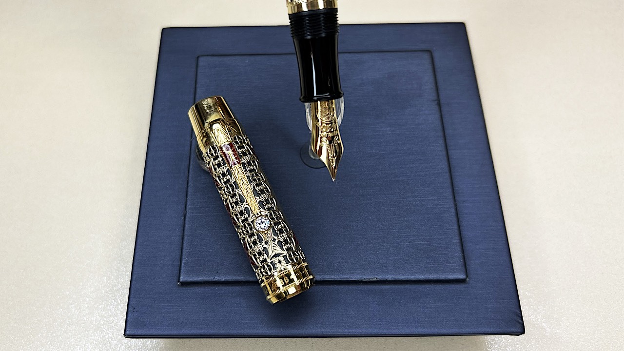   Solid gold Semiramis 888